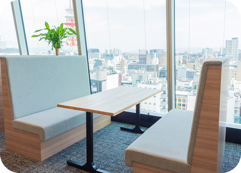 景色のいい窓辺に設置したファミレスソファ