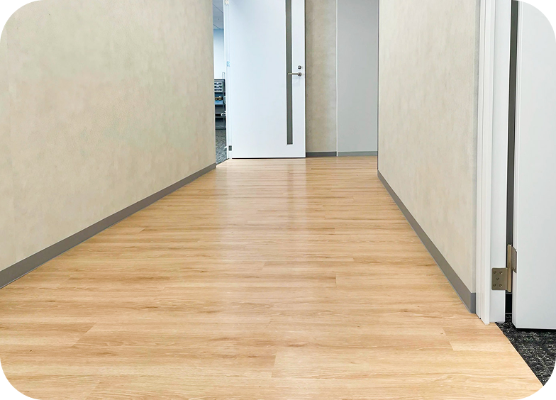 ミーティングルームへつながる廊下も木目調